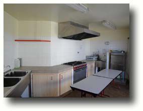 La cuisine est équipée pour accueillir les traiteurs (four, gazinière, 2 réfrigérateurs, lave vaisselle, congélateur et micro onde)